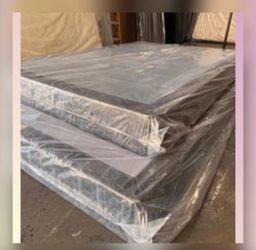 Queen box spring new