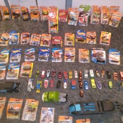 BUNCH OF COLLECTIBLE HOT WHEELS AND MATCHBOX CARS STILL SEALED AND OPEN