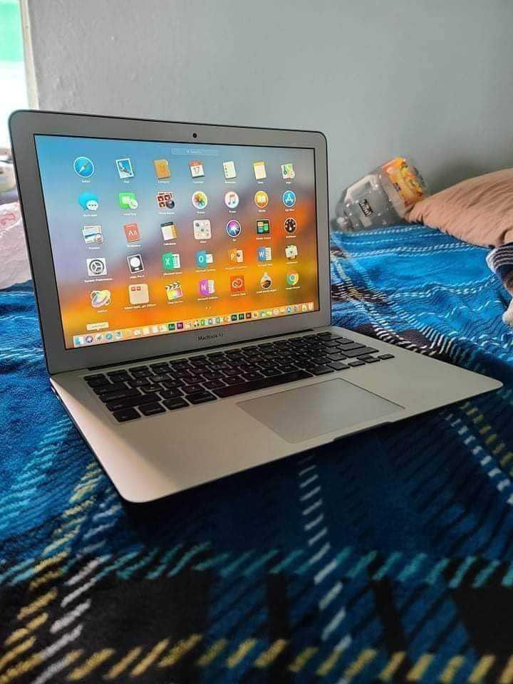 Excelente Laptop Apple Macbook Air De 13 Pulgadas Procesador i5 Con Programas 