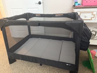 Play yard Brad 4 Moms