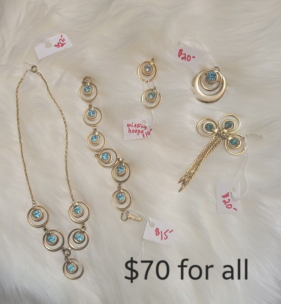 1950s Blue Rhinestone Jewelry Set | 50s Turquoise & Gold Circles Set $70 for all
Pick up in Harlingen, near Walmart.
Antiques, Telephones & Flags