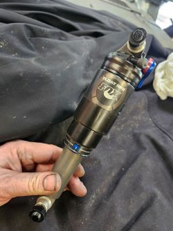 Mountain bike air shock
