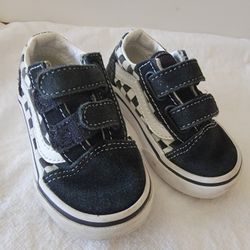 KIDS BLACK/WHITE VELCRO VANS SIZE 5C IN GREAT CONDITION 