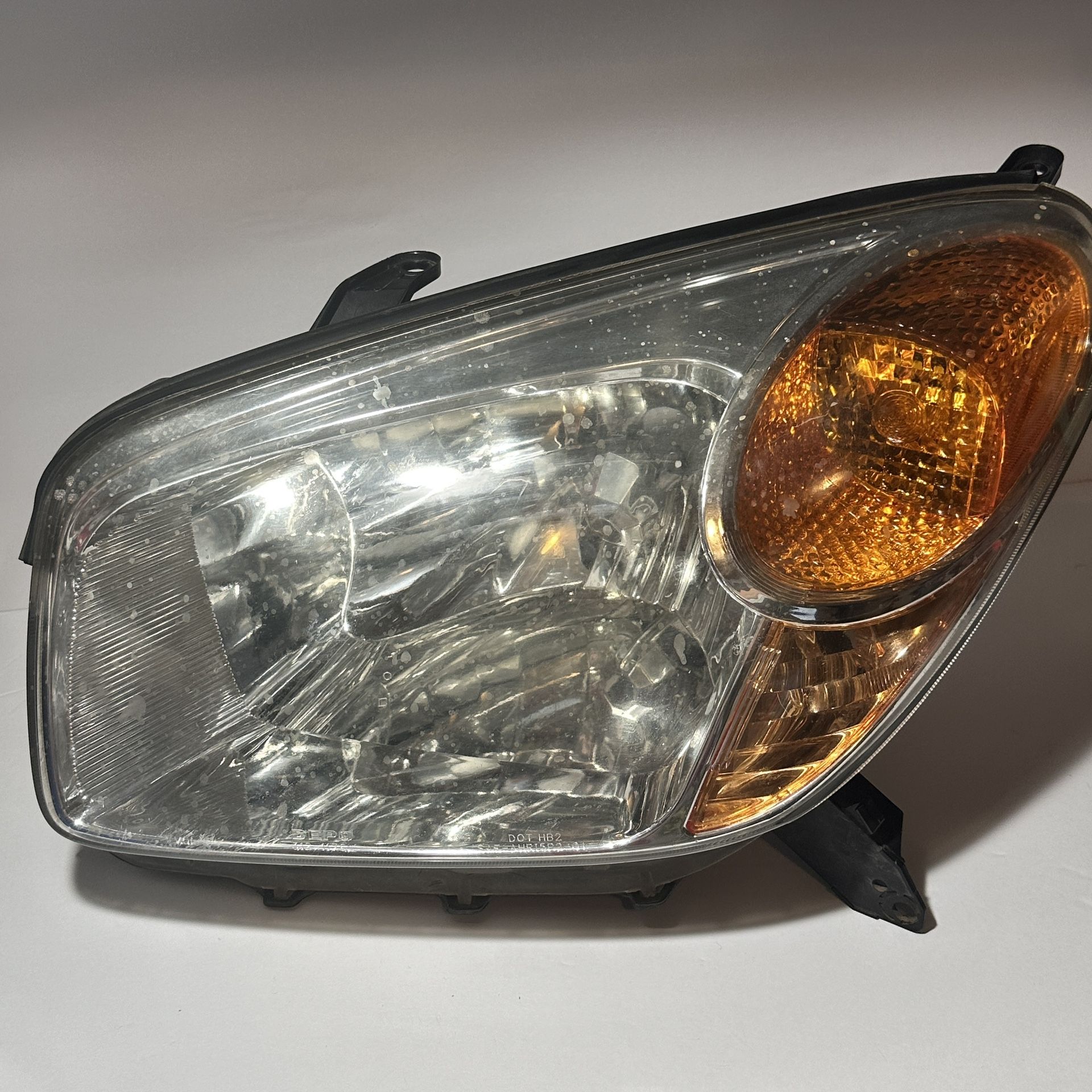 2004-2005 Toyota Rav4 headlight assembly - driver's / left side