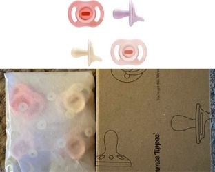 New Tommee Tippee Ultra-light Stayput Pacifier, 0-6 Months, 4 Count, One-Piece Silicone Design