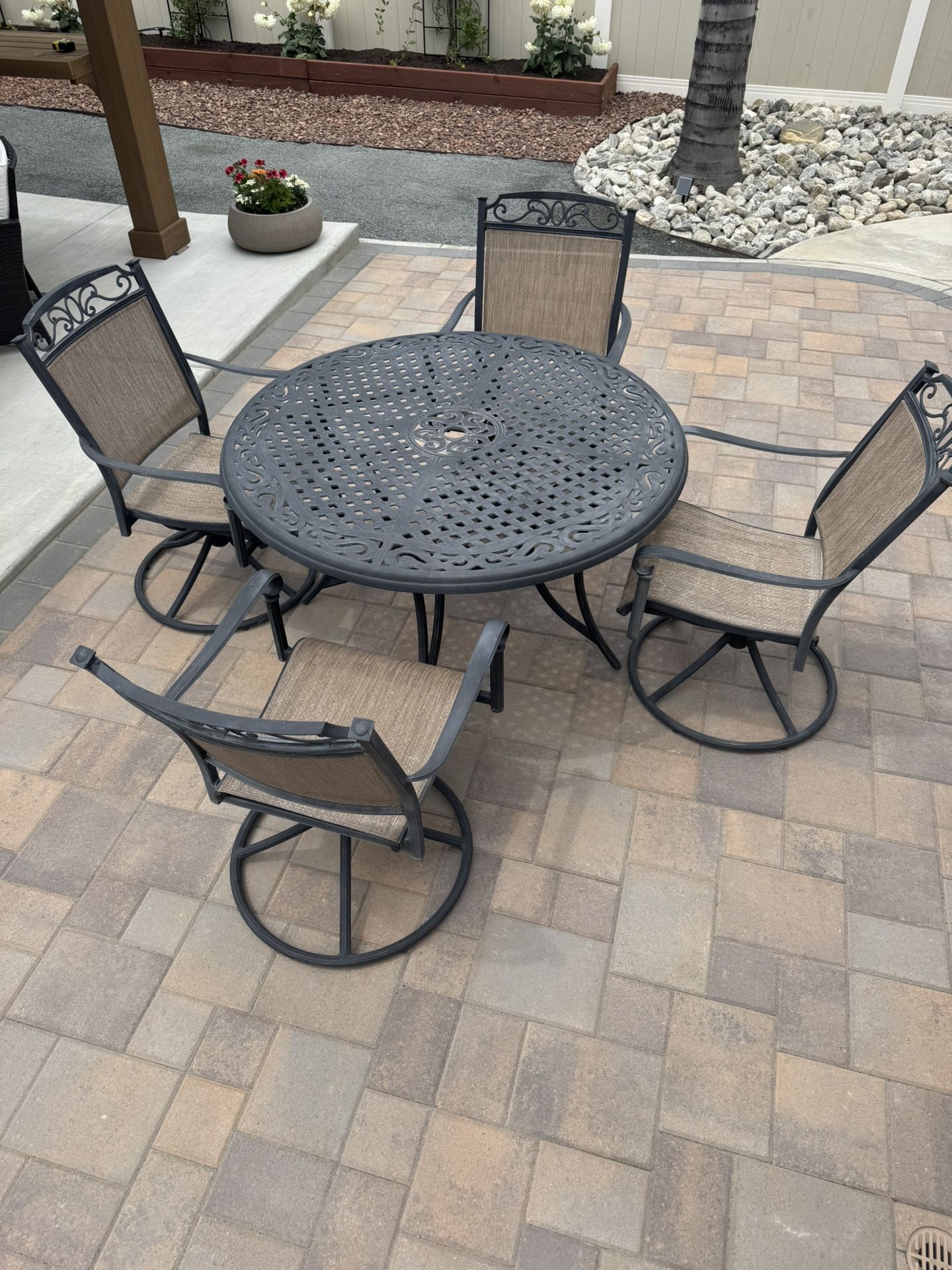 Outdoor Patio Table and Chairs