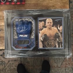 Autographed Fedor Emelianenko Pride Glove 