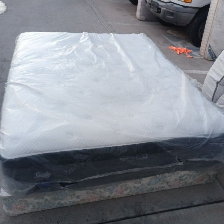 Sealy Queen Pillowtop Mattress And Box Spring