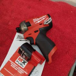 M12 MILWAUKEE FUEL Surge Impact Driver Con Batería $135