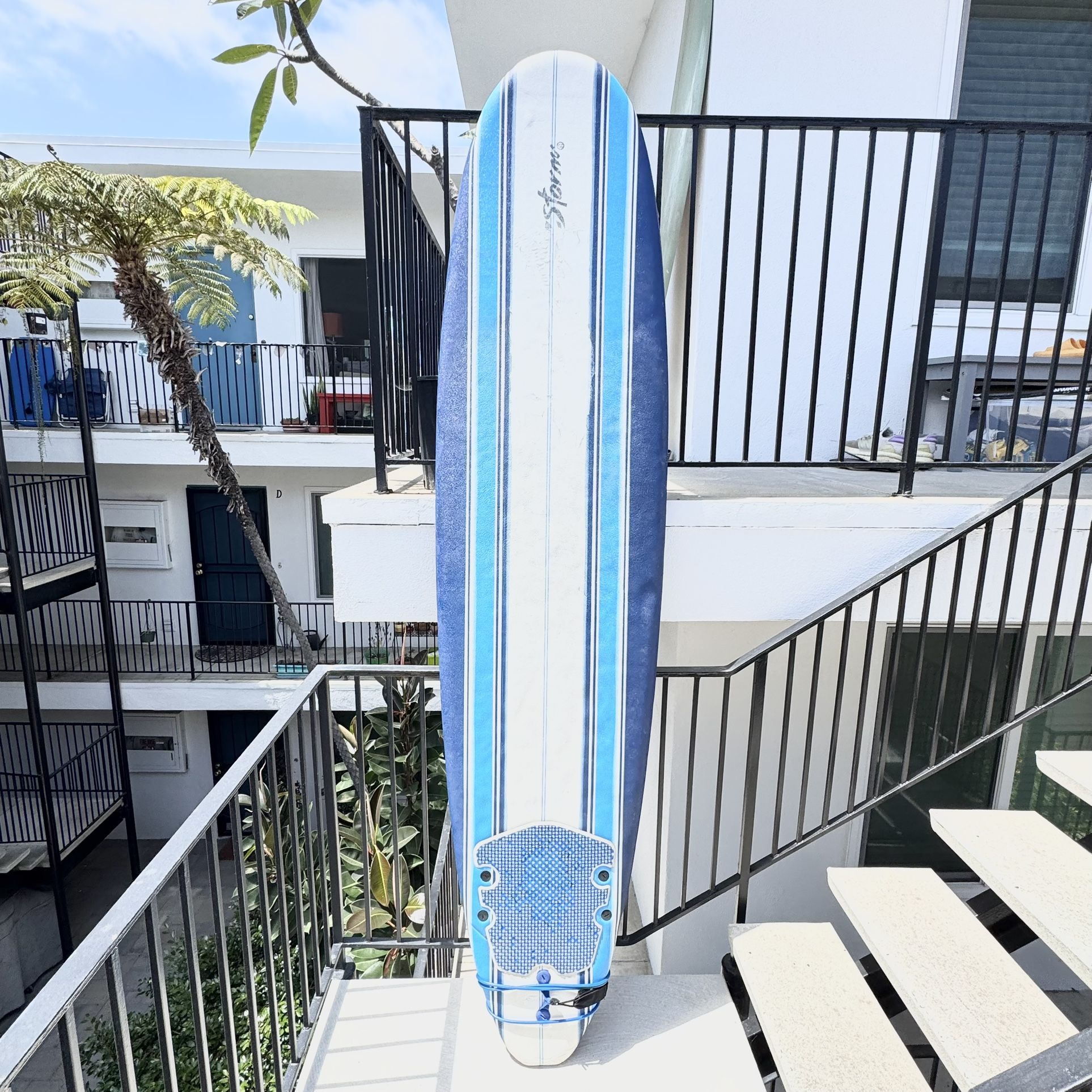 8β Wavestorm Beginner Surfboard w/ fins and leash included
