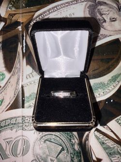 F32-000-472 10K WHITE GOLD MEN’S BAND WITH CENTER DIA