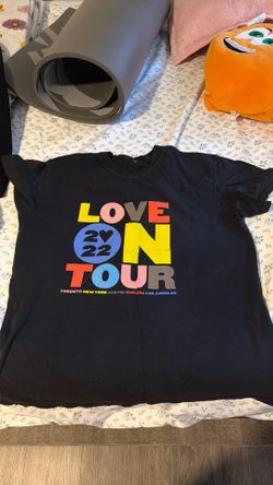 LARGE harry styles love on tour shirt