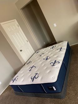 QUEEN STEARNS AND FOSTER MATTRESS AND FREE BOX SPRING