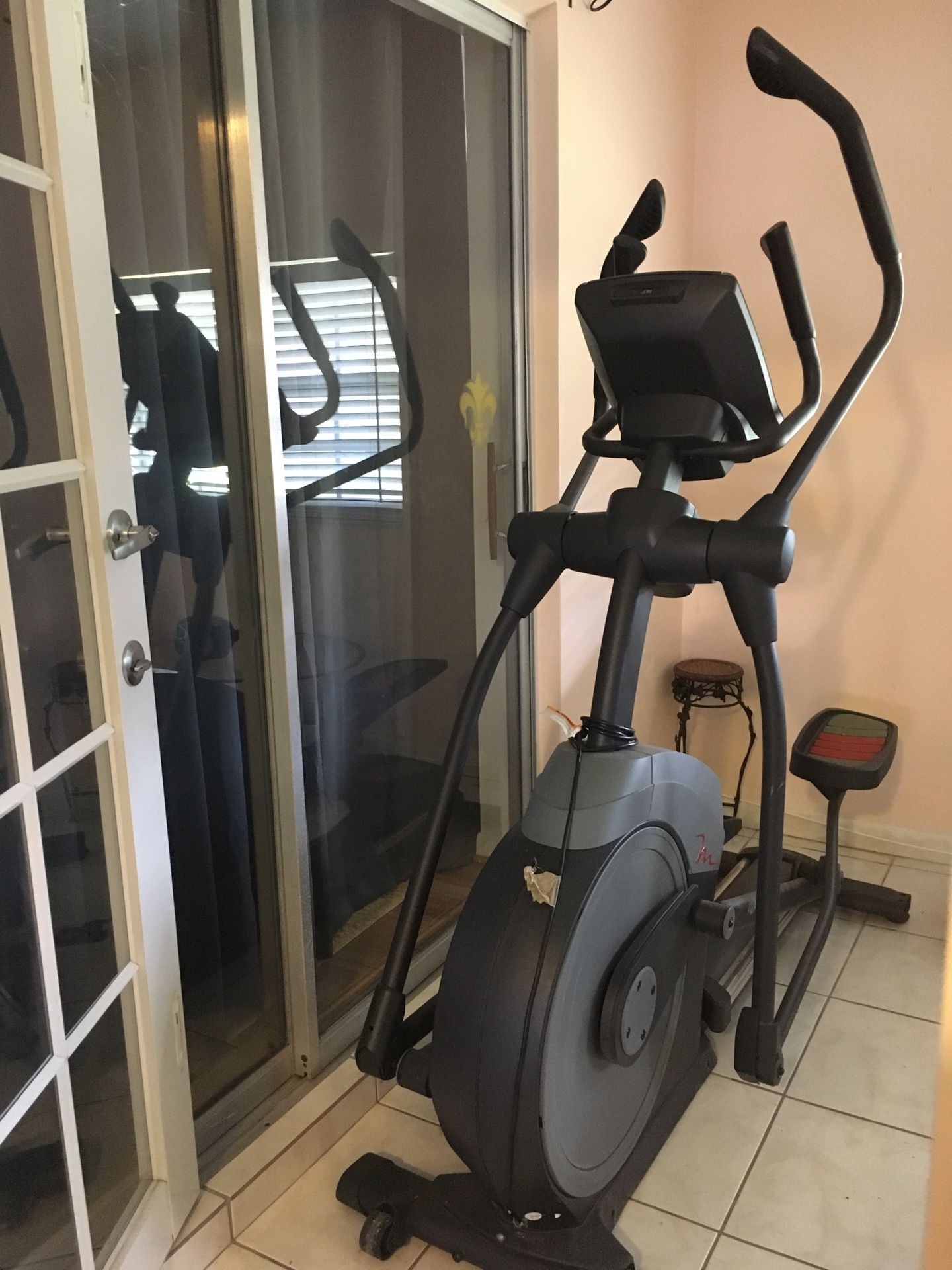 Elliptical trainer machine/ can only be use manually