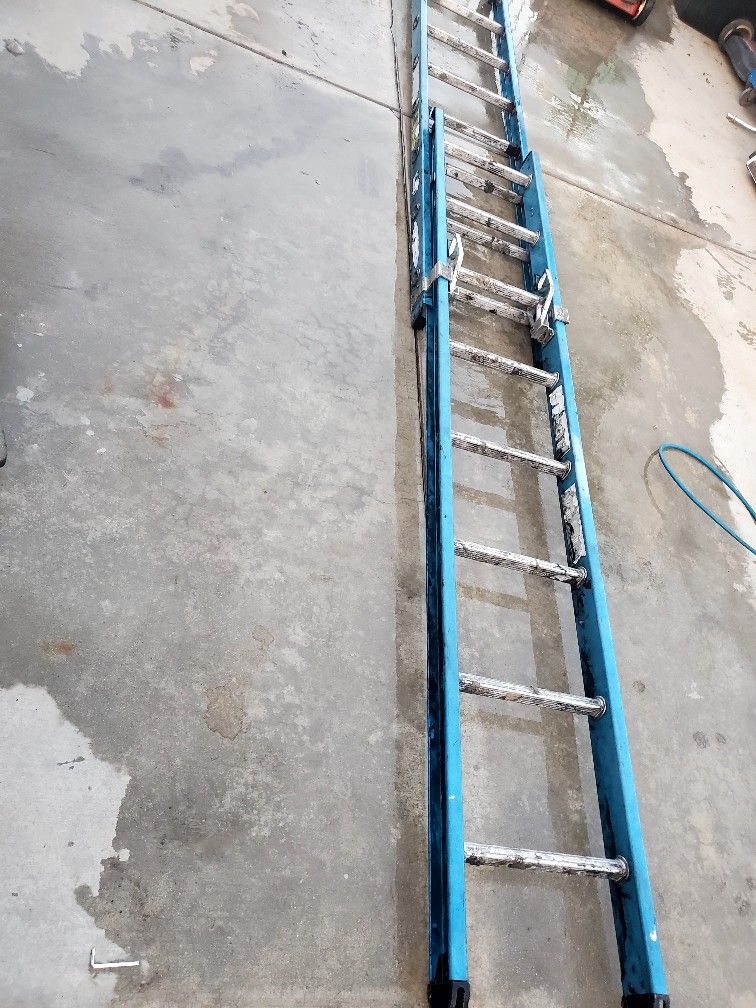 Extension Ladder 🪜 16 FT Fiberglass  Used 