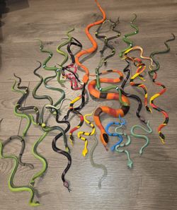 32 Rubber Snakes Toys 
