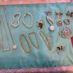 20 Pieces of Old Jewelry 3 Necklaces 5 Brackets 7 Brooches 4 Sets Of Earrings