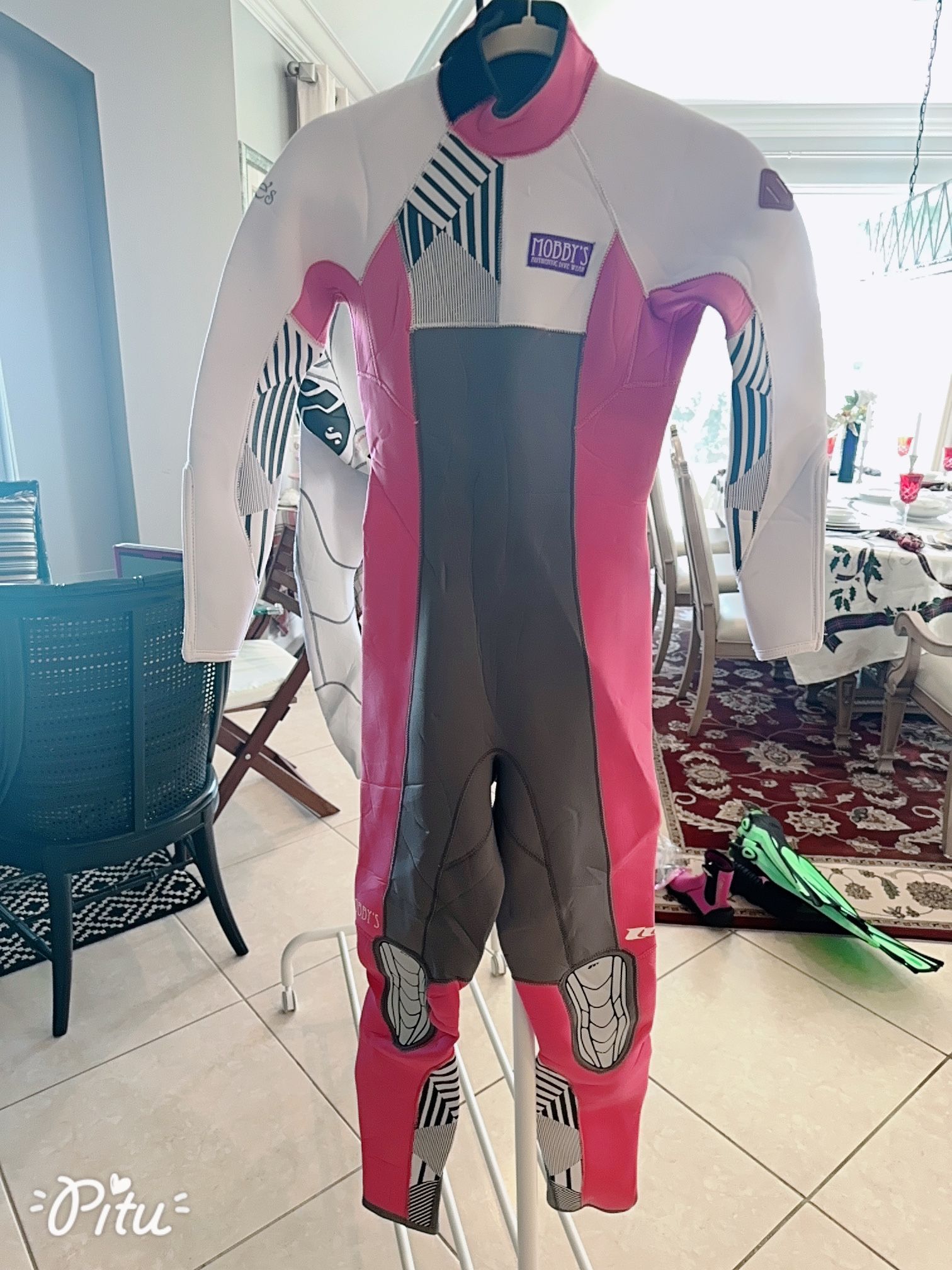 Mobby’s Wetsuit Woman Size 2