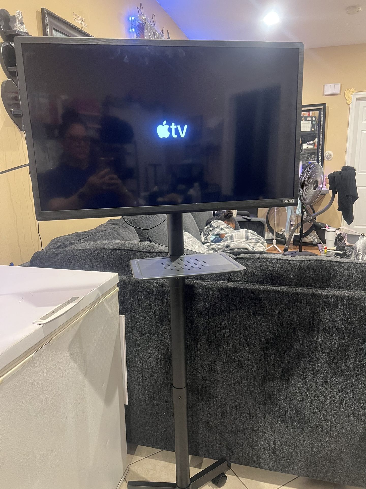 32 Inch Smart Tv With Roll Cart