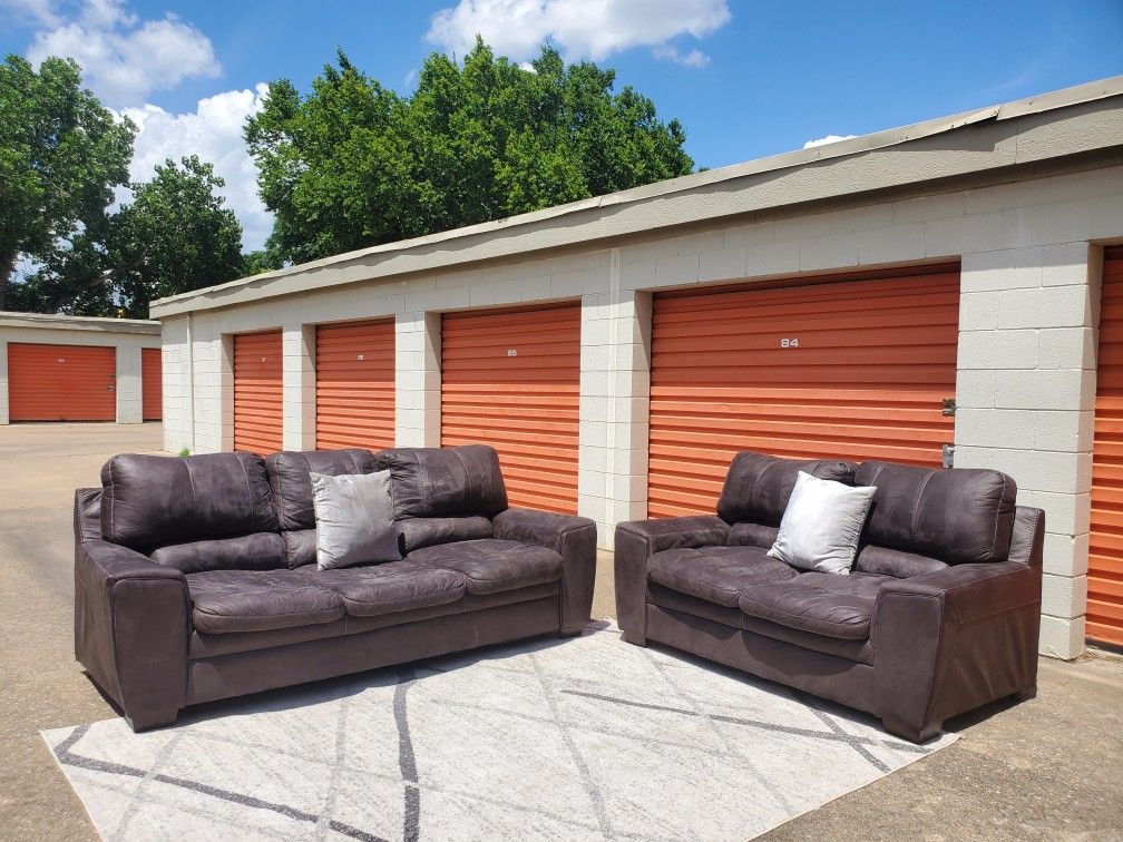 *FREE DELIVERY* ROOMS TO GO SOFA/LOVESEAT SET (cloud sitting)* Hablo Español!