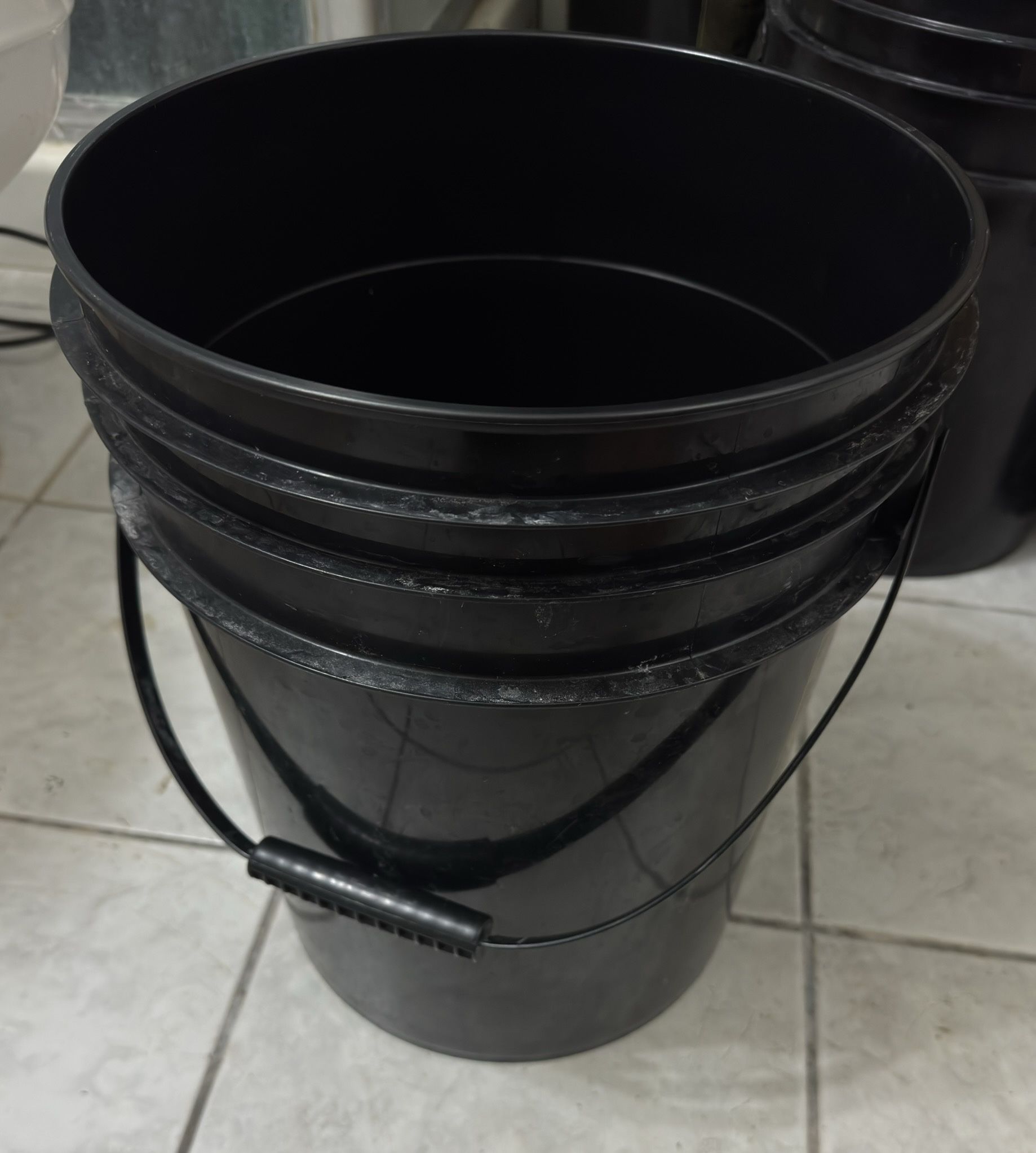 5-Gallon and 2.5-Gallon Buckets