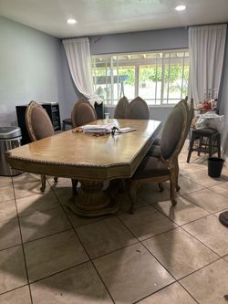 Dining table/ chairs