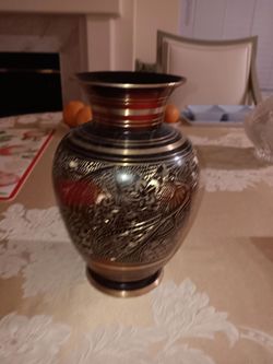 BEAUTIFUL DECORATIVE COLECTBLE ART MULTI CO TUSCAN STYLE LORS TUSCAN STYLE VASE DIMANTION 9"H×4"TOUND DIAMETER.