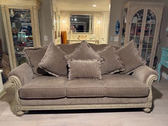 Sofa/couch in excellent condition
