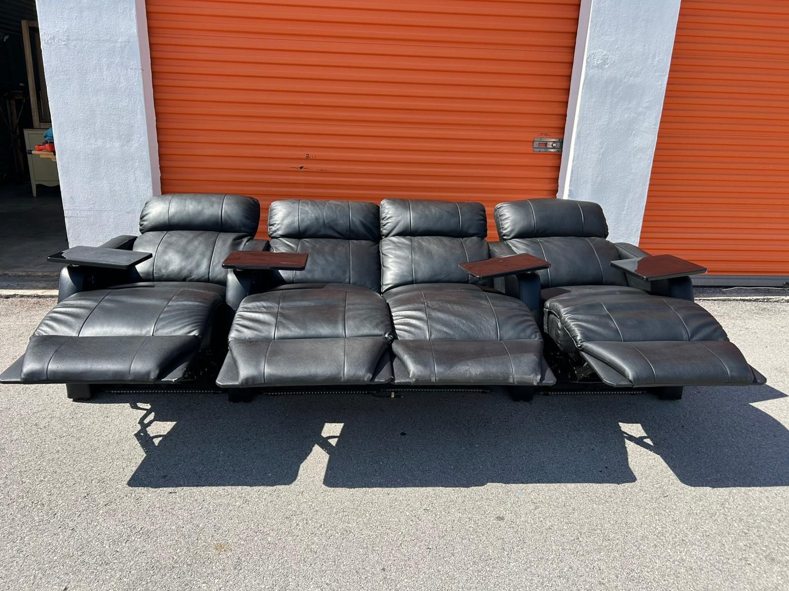 SEATCRAFT / BLACK LEATHER SOFA/ COUCH/ W FOLD DOWN TABLE | POWER RECLINER/ USB CHARGING / DELIVERY NEGOTIABLE