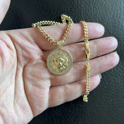 Gold plated lion pendant with chain.(small)