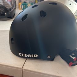 Celoid Kids Bike Helmet. Entregó Afuera McDonalds 3590 N Zaragoza 