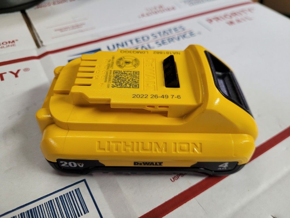 New 20V Dewalt Slim 4AH Battery DCB240