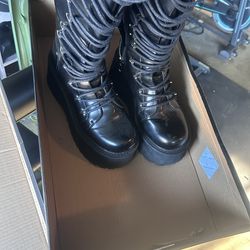 Dollskill boots