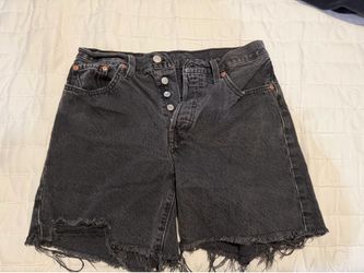 Black Levi’s shorts