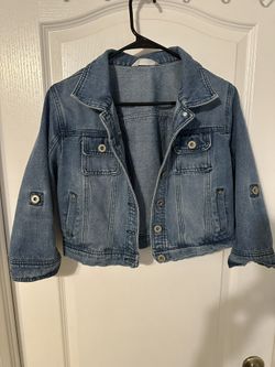 Stylish cropped denim jacket.