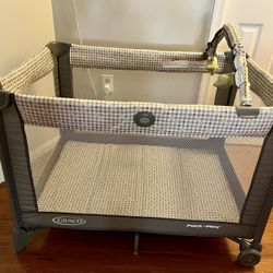 Graco Pack 'n Play On the Go Playard with Bassinet