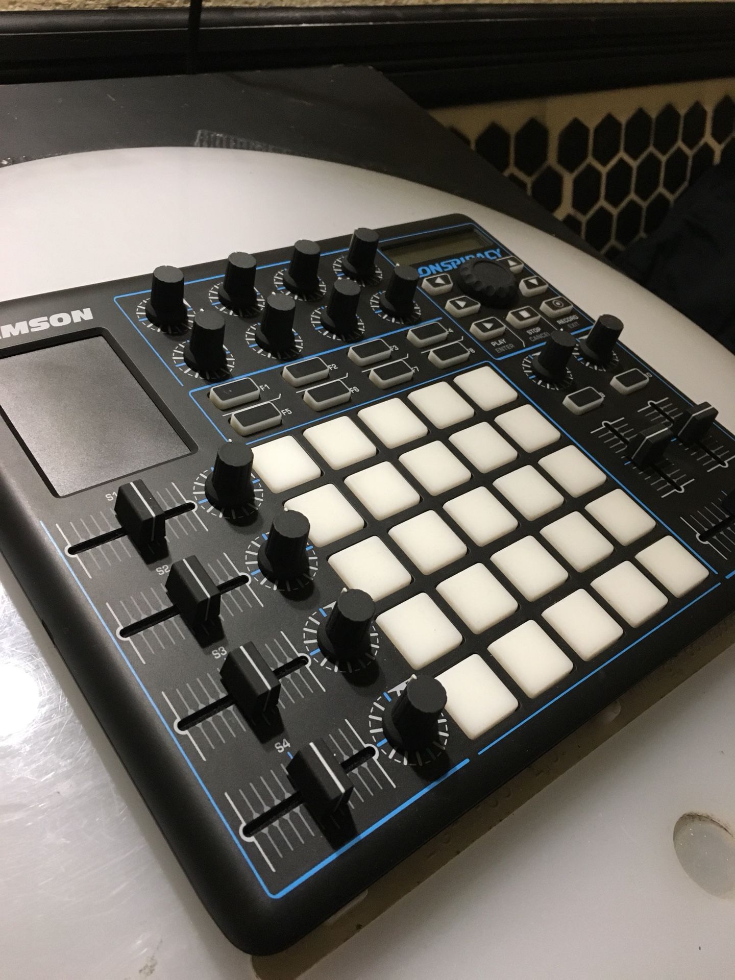 SAMSON Conspiracy MIDI controller launchpad