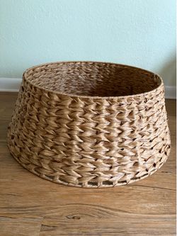 Woven basket Christmas tree ring.