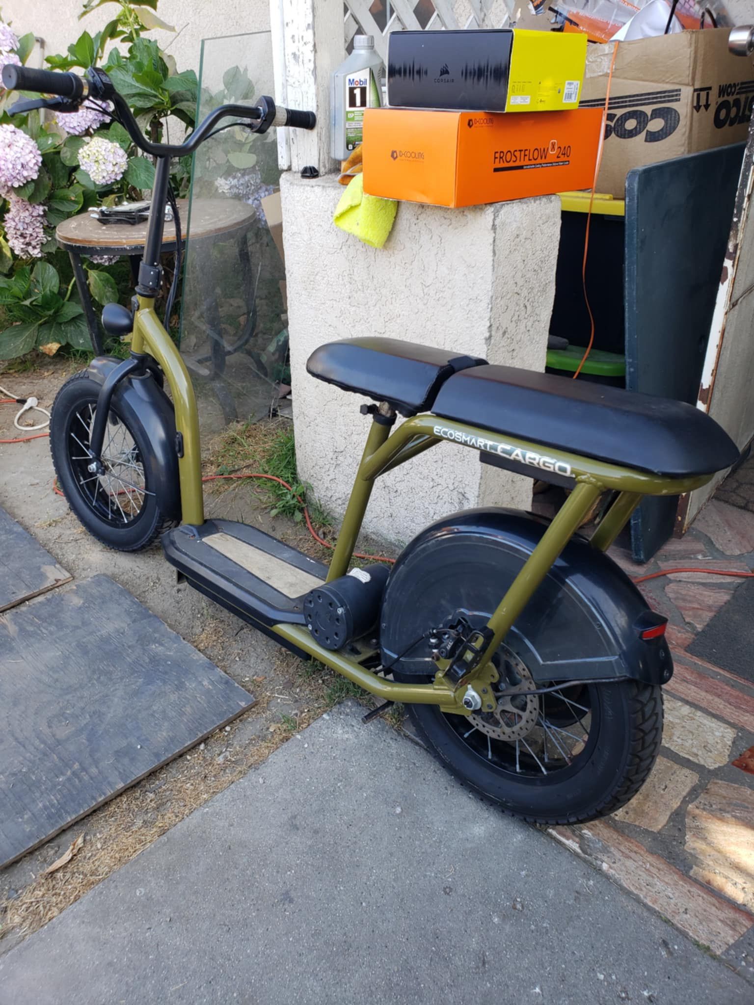 Like brand new Cons Razor Electric bike ebike e-bike Scooter 20mph Sound amazing sound mini bike 30miles range electric adult scooter Worth $1500