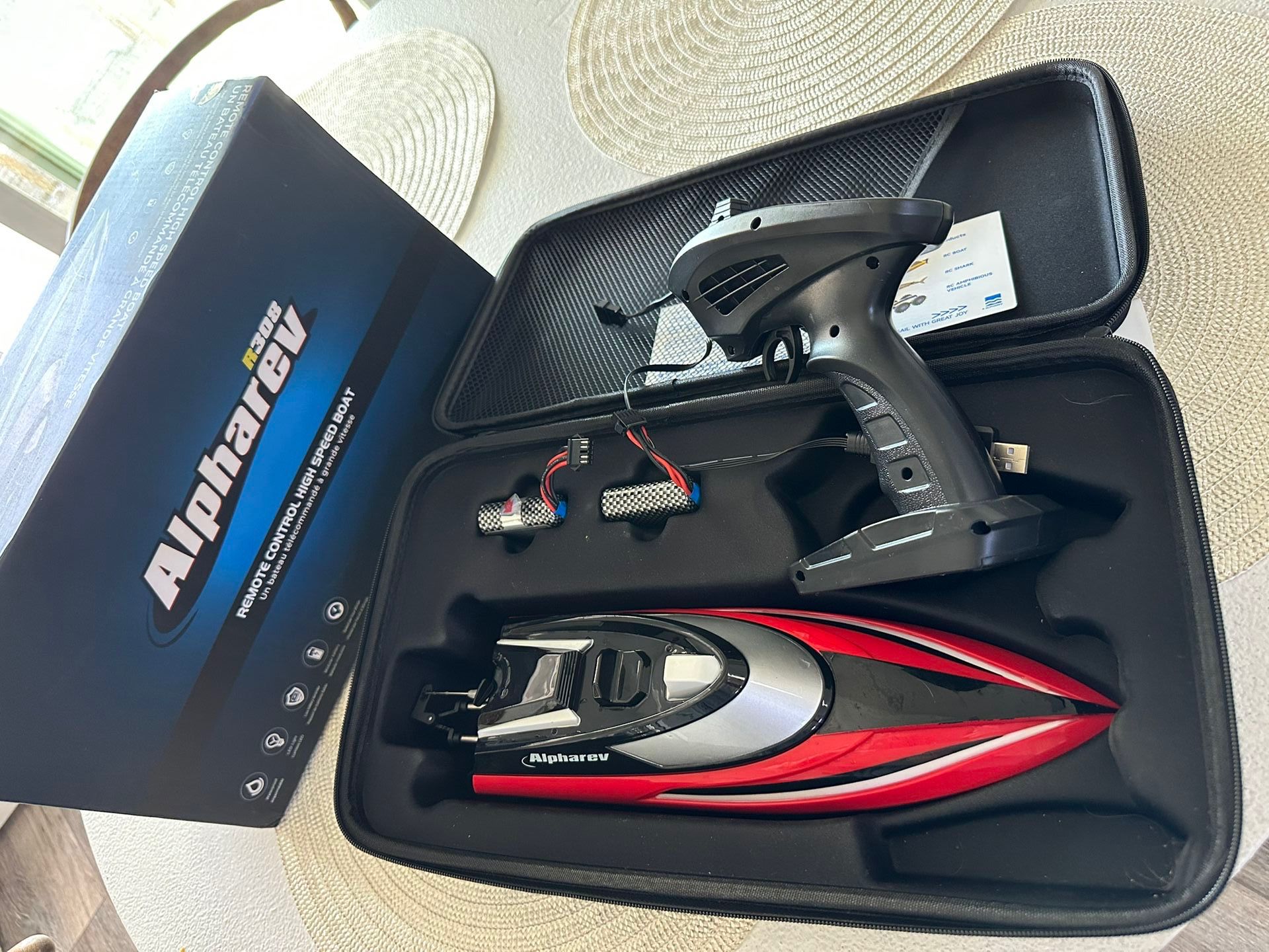 AlphaRev R308 Remote control speed boat. used only a few times!