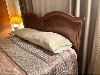 Beautiful oak queen bedroom set - everything you need!