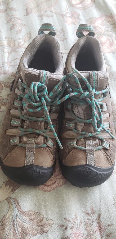 Keen Womens hiking shoe/boots Sz 6