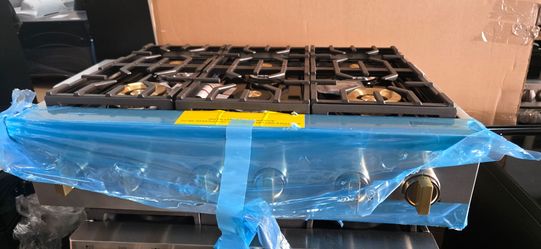NEW MONOGRAM  36 INCH STAINLESS STEEL PROFESSIONAL GAS RANGETOP WITH  6 BURNERS
