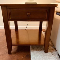 Solid Wood End Table-Excellent Condition 
