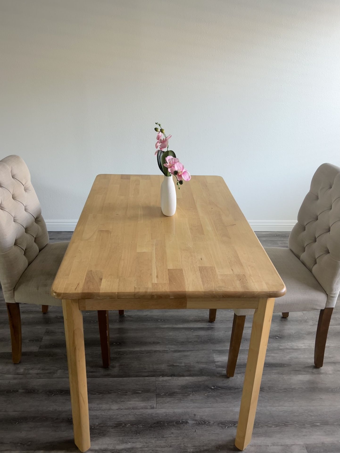 Beautiful Wooden Dining Table, LIKE NEW Condition