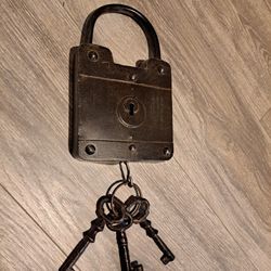 Metal Lock And Key Decor