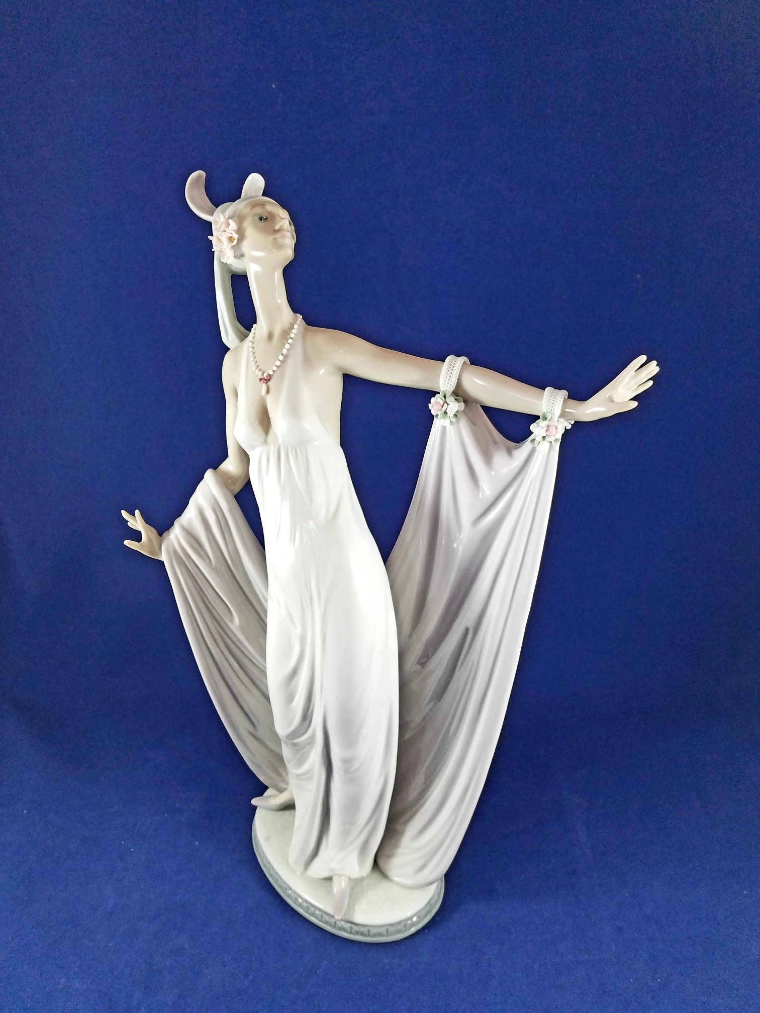 GORGEOUS RETIRED LLADRO FIGURINES 13 INCHES TALL