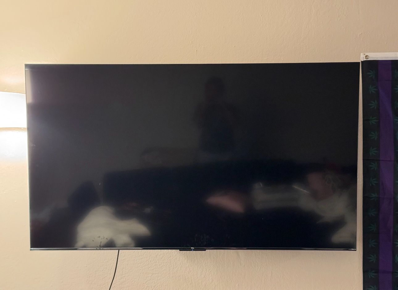 TLC 75” tv brand new mount included comes in n out
