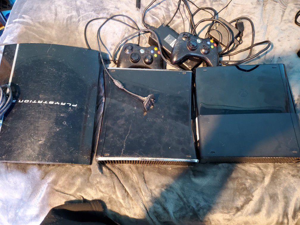 A Original PlayStation 3. 2 Xbox 360's