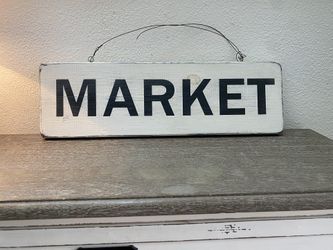 Farmhouse “Market” sign